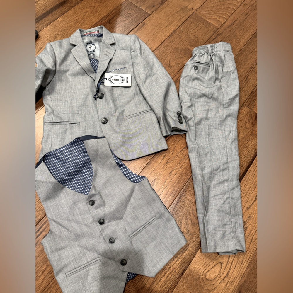 Elegant boys dress suit from Paris Europe size 6